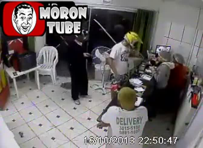 Video :In Brazil, police officers murder thieves (public warned)